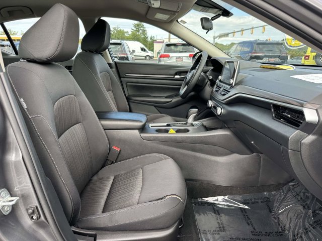 Used 2025 Nissan Altima 2.5 SV FWD image 11