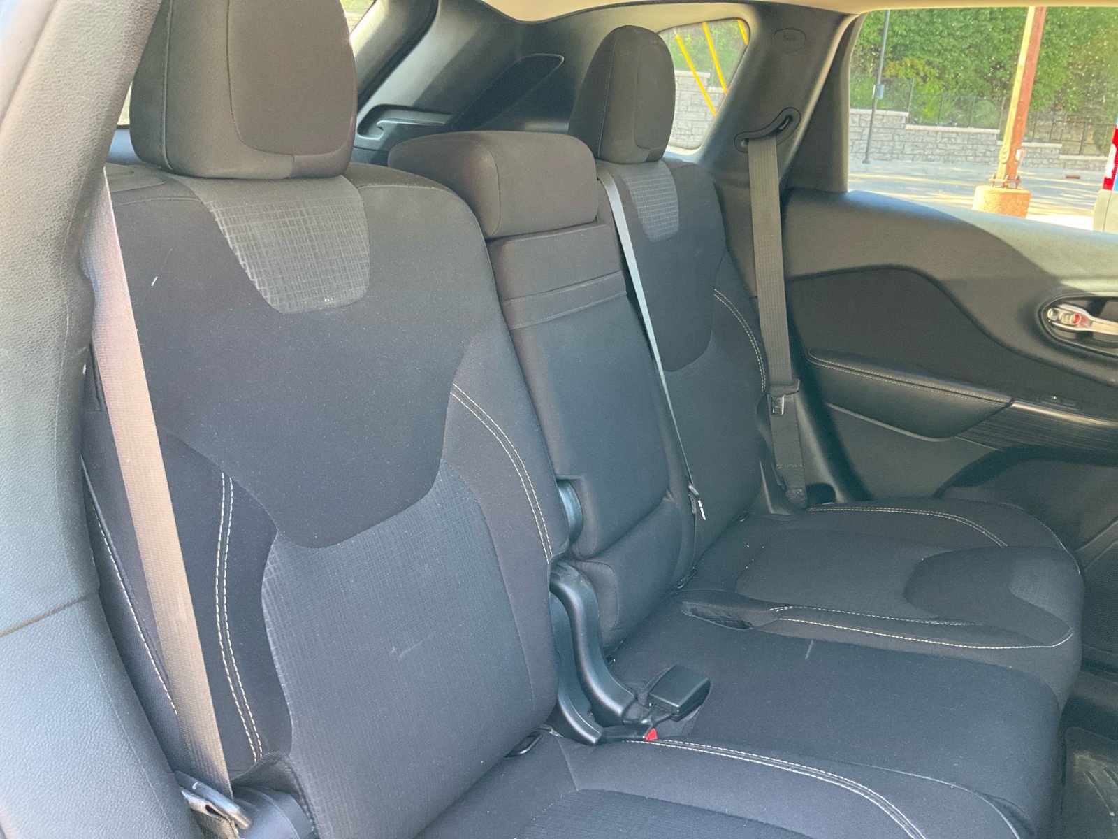 Used 2016 Jeep Cherokee Latitude w/ Cold Weather Group AWD/4WD image 19