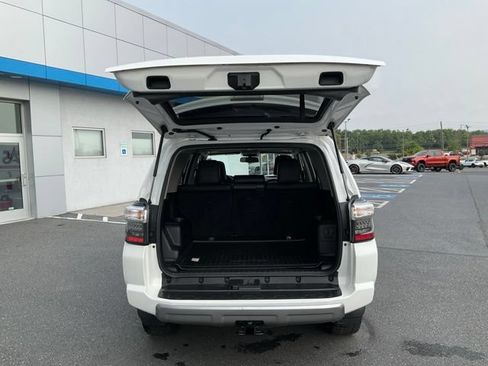 Used 2018 Toyota 4Runner TRD Off-Road Premium AWD/4WD image 18