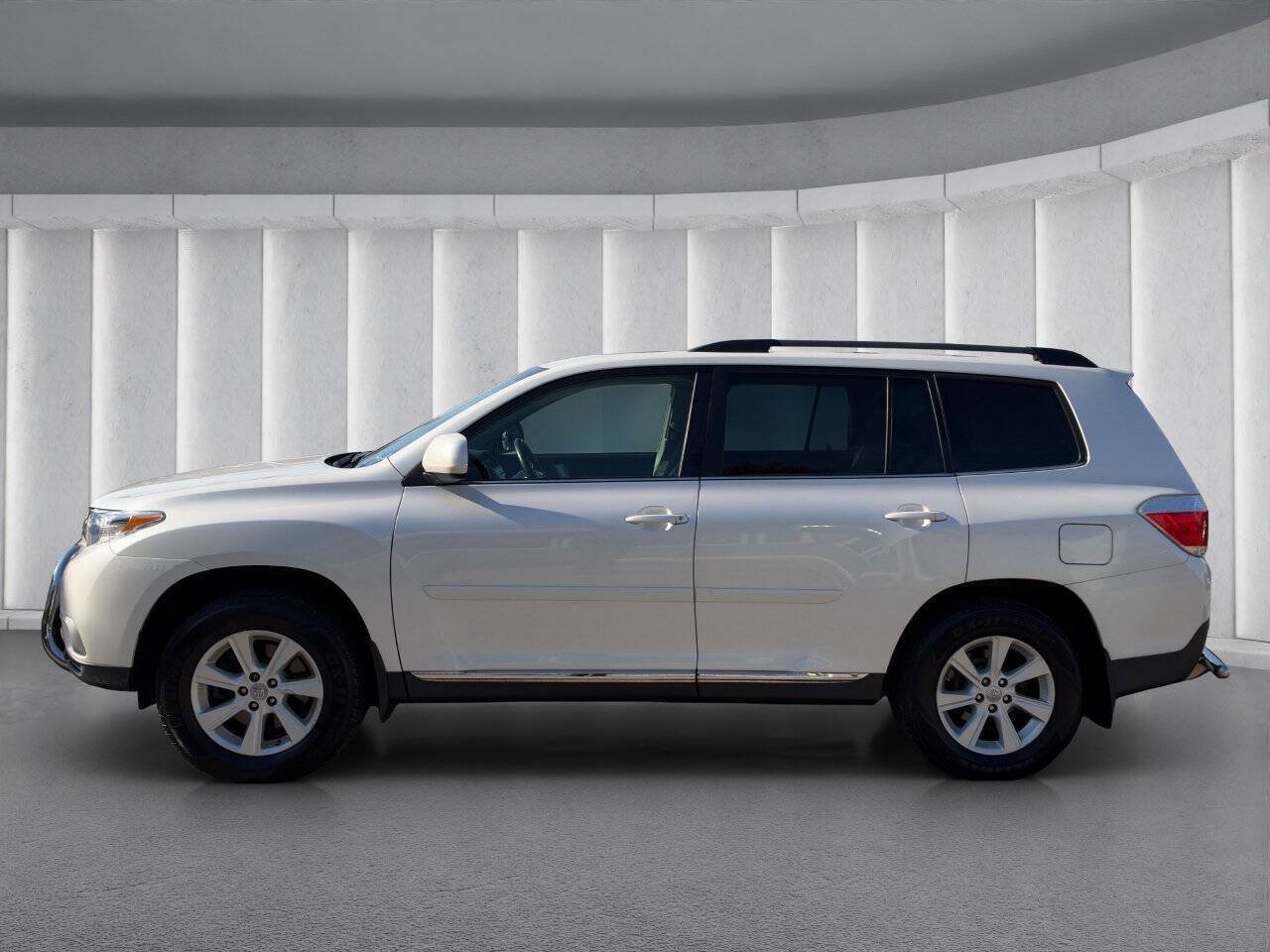 Used 2012 Toyota Highlander SE w/ Tow Pkg AWD/4WD image 2