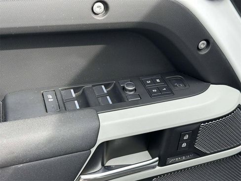 Used 2021 Land Rover Defender 110 X-Dynamic SE image 18