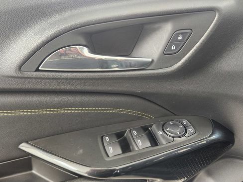 Used 2025 Chevrolet Trax LT FWD image 19