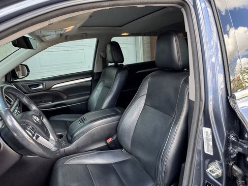 Used 2018 Toyota Highlander XLE AWD/4WD image 19