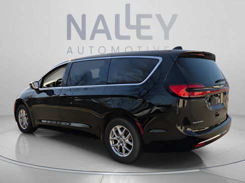 Used 2023 Chrysler Pacifica Touring-L FWD image 3