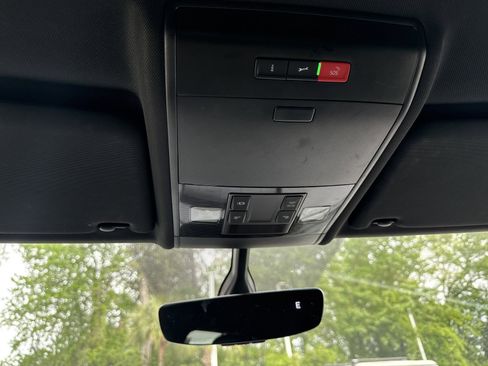 Used 2021 Volkswagen Atlas Cross Sport SE w/ 20" Black Wheels Package image 24