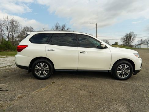 Used 2019 Nissan Pathfinder SL image 2