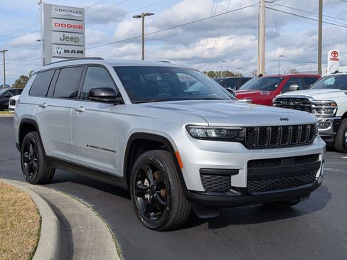 Used 2023 Jeep Grand Cherokee L Laredo image 3