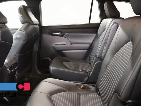 Used 2023 Toyota Highlander XSE AWD/4WD image 32