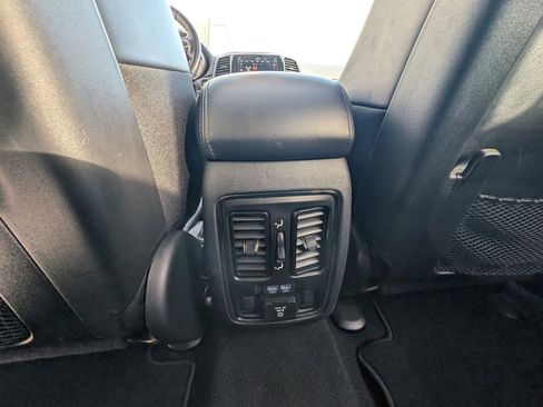 Used 2019 Jeep Grand Cherokee Limited image 37
