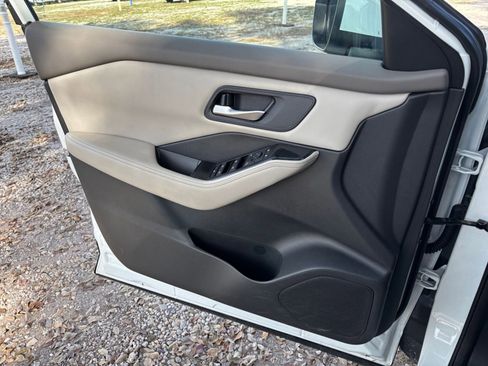 Used 2025 Nissan Rogue SV image 18