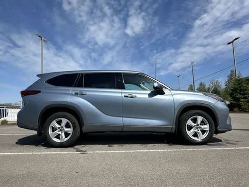 Used 2022 Toyota Highlander LE image 3