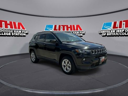 Used 2025 Jeep Compass Latitude w/ Sun & Sound Group AWD/4WD image 2