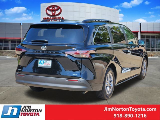 Used 2026 Toyota Sienna XLE FWD image 5