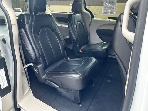 Used 2023 Chrysler Pacifica Touring-L FWD image 32
