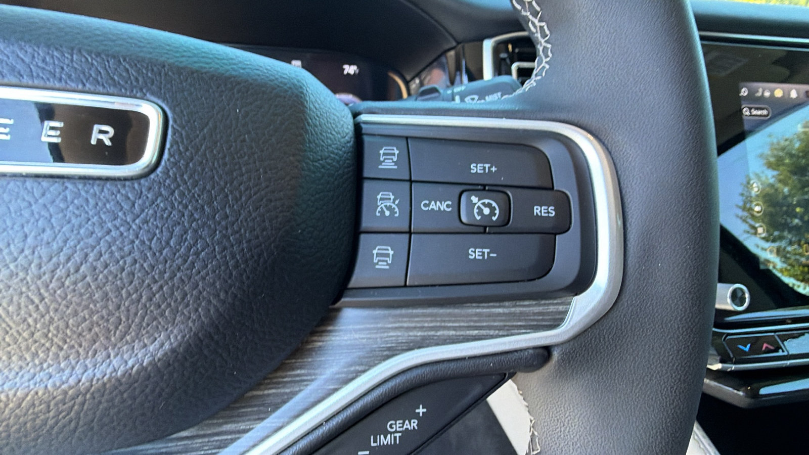 Used 2023 Jeep Wagoneer L Series III w/ Premium Group I AWD/4WD image 31
