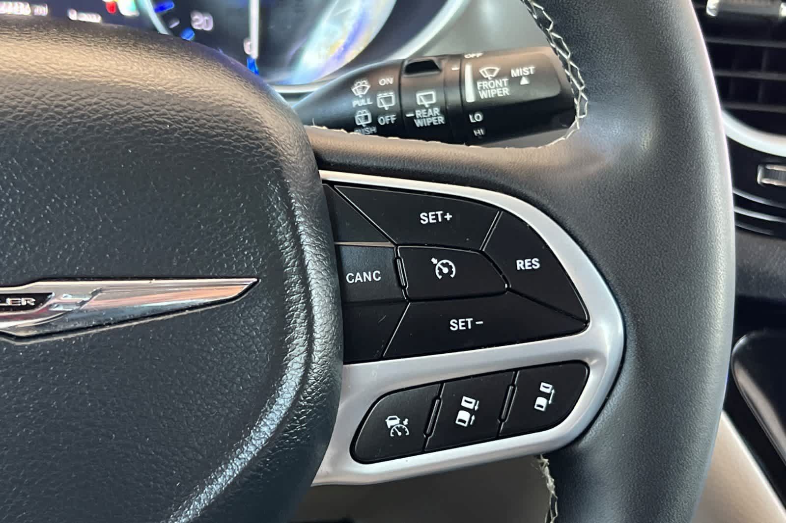 Used 2024 Chrysler Pacifica Touring-L FWD image 28