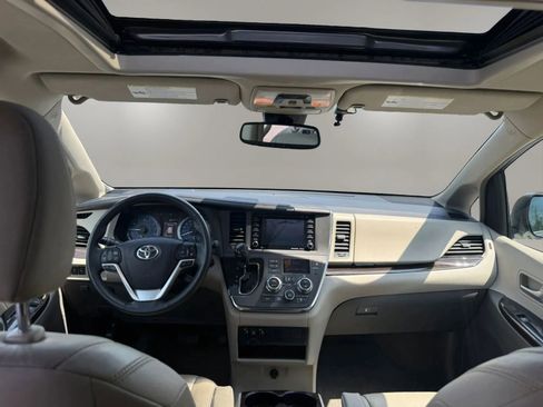 Used 2018 Toyota Sienna XLE w/ XLE Navigation Package AWD/4WD image 32