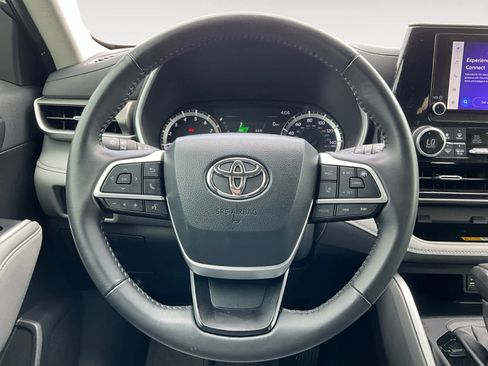 Used 2024 Toyota Highlander XLE AWD/4WD image 18