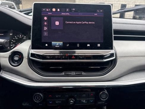 Used 2023 Jeep Compass Limited image 8