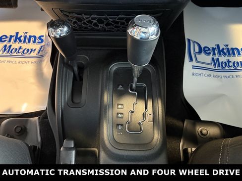 Used 2018 Jeep Wrangler Unlimited Sahara w/ Connectivity Group AWD/4WD image 21