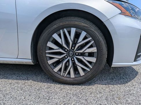 Used 2024 Nissan Altima 2.5 SV FWD image 11