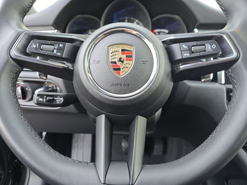 Certified 2025 Porsche Macan AWD/4WD image 18