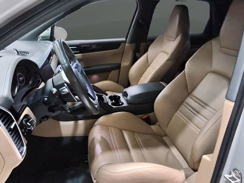 Used 2020 Porsche Cayenne w/ Premium Package AWD/4WD image 16