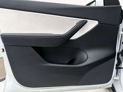 Used 2021 Tesla Model Y Long Range image 16