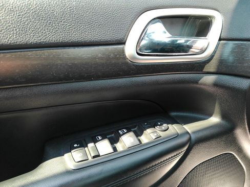 Used 2018 Jeep Grand Cherokee Laredo AWD/4WD image 21