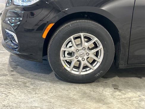 New 2025 Chrysler Pacifica Select image 11