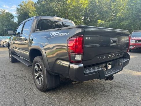 Used 2019 Toyota Tacoma TRD Sport RWD image 3