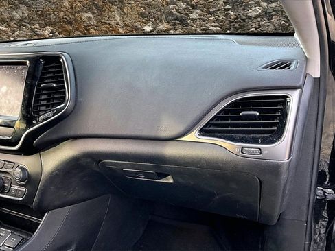 Used 2019 Jeep Cherokee Limited image 15