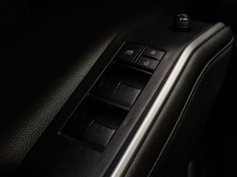 Used 2023 Toyota Highlander XLE FWD image 30