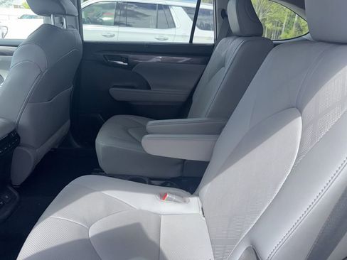 Used 2021 Toyota Highlander Platinum image 3