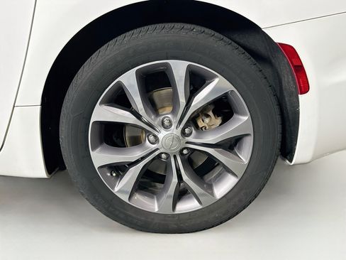 Used 2020 Chrysler Pacifica Limited w/ Tire & Wheel Group FWD image 11