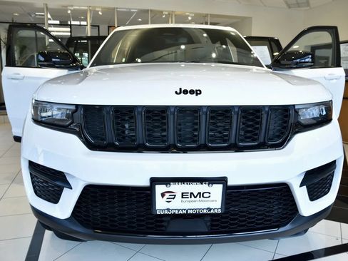 Used 2023 Jeep Grand Cherokee Altitude AWD/4WD image 2