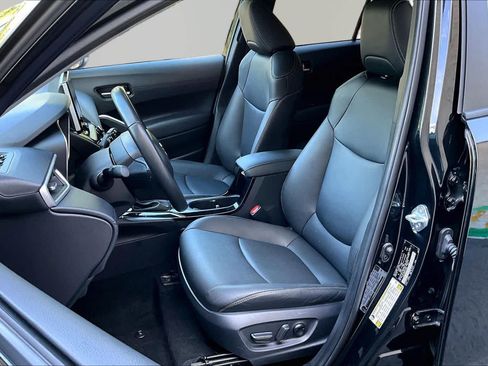 Certified 2025 Toyota Corolla Cross XLE AWD/4WD image 8