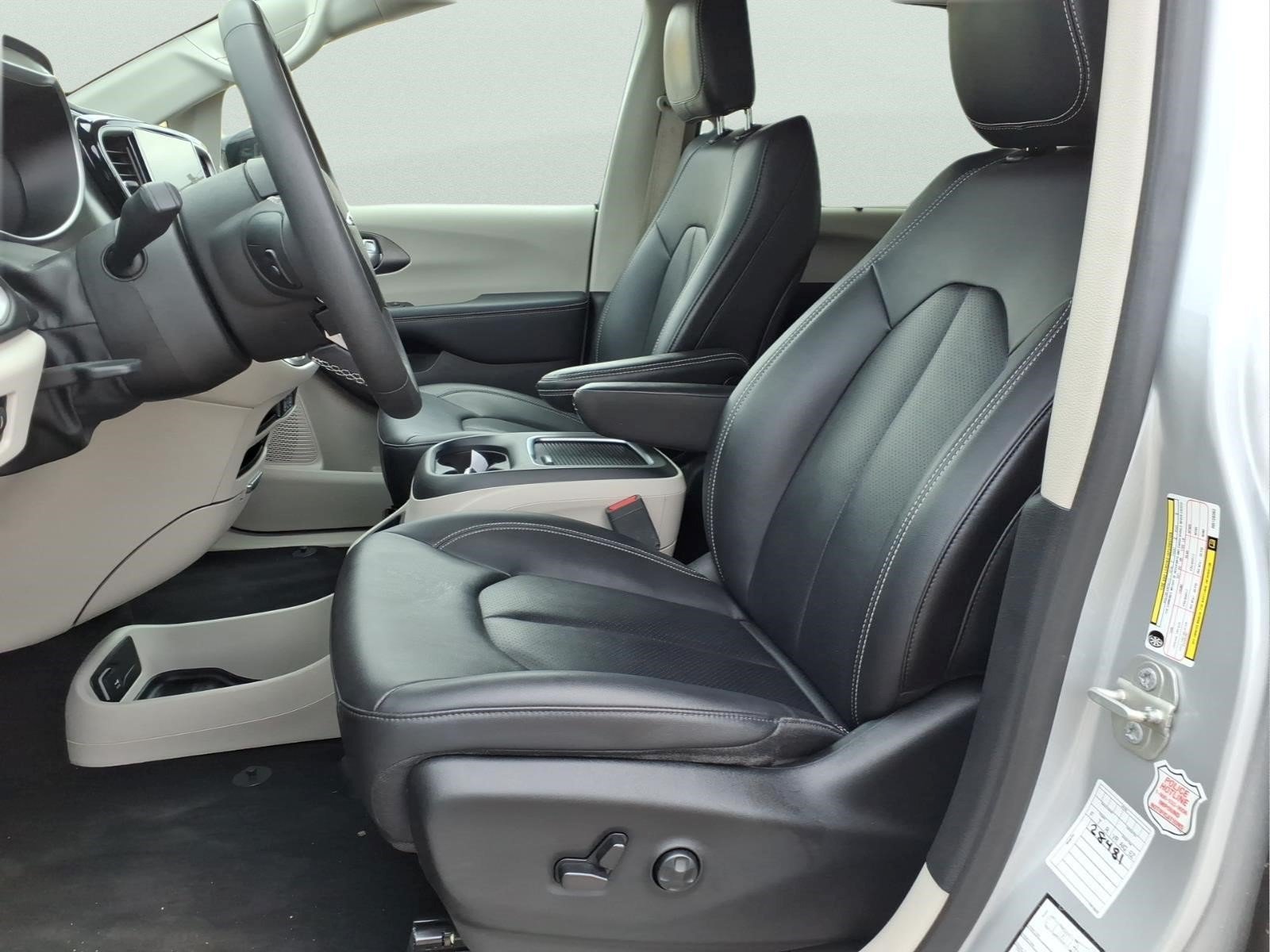 Used 2024 Chrysler Pacifica Touring-L FWD image 22