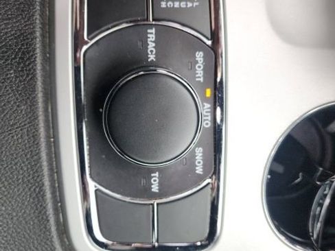 Used 2014 Jeep Grand Cherokee SRT image 9