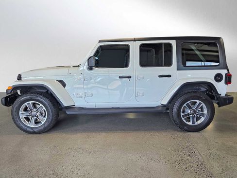 Used 2018 Jeep Wrangler Unlimited Sahara w/ Cold Weather Group AWD/4WD image 4