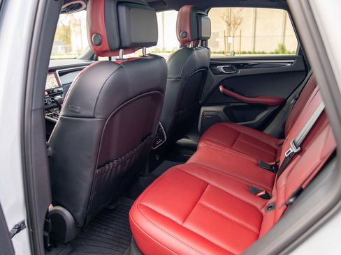 Used 2025 Porsche Macan image 23