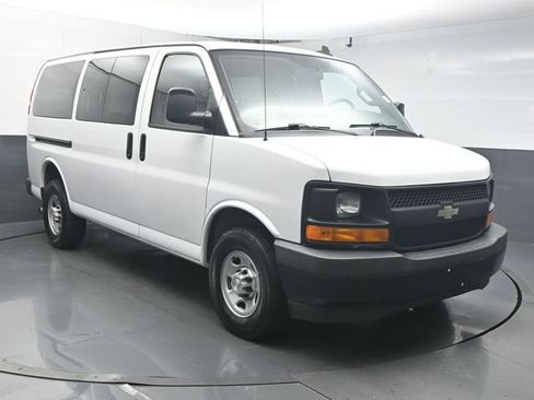 Used 2017 Chevrolet Express 2500 RWD image 2
