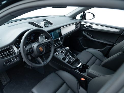 Certified 2023 Porsche Macan AWD/4WD image 4