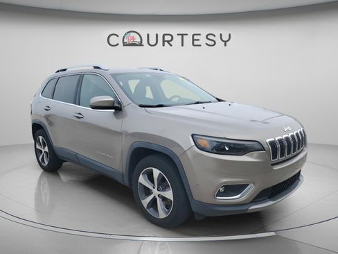 Used 2019 Jeep Cherokee Limited w/ Technology Group AWD/4WD image 4