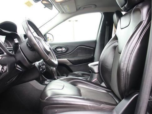 Used 2020 Jeep Cherokee Latitude Plus FWD image 11