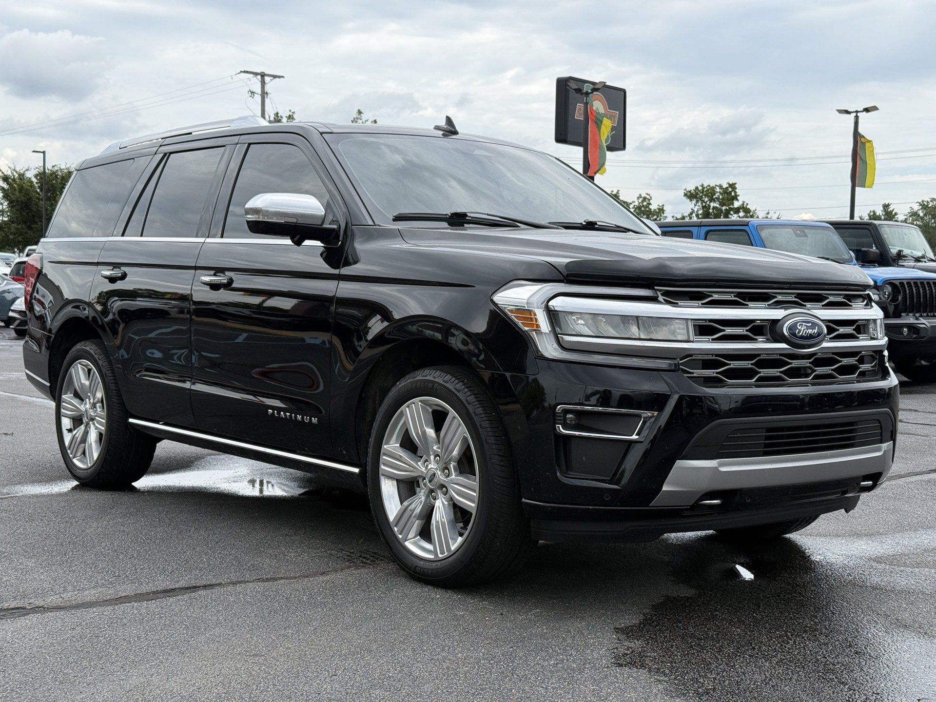 Used 2023 Ford Expedition Platinum AWD/4WD image 2