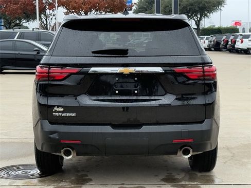 Used 2023 Chevrolet Traverse LS image 5