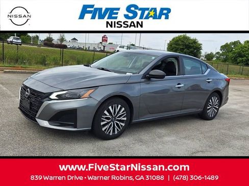 Used 2024 Nissan Altima 2.5 SV FWD image 3