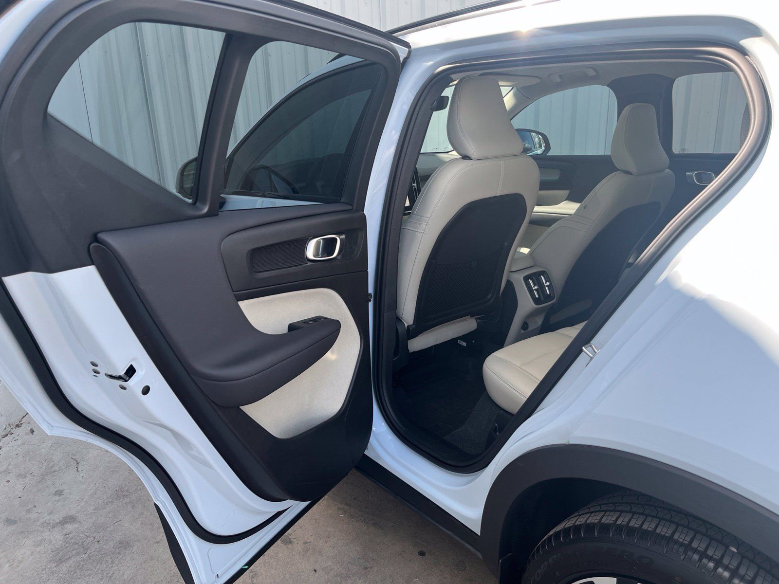 Used 2024 Volvo XC40 B5 Plus w/ Protection Package Premier AWD/4WD image 12