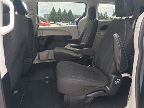 Used 2023 Chrysler Voyager LX FWD image 12